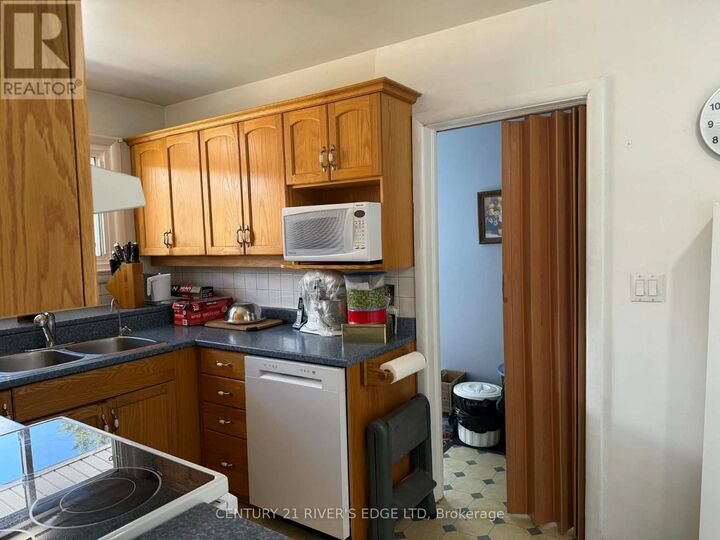 Property Photo: 68 Aldershot Avenue ON K6V 2P8