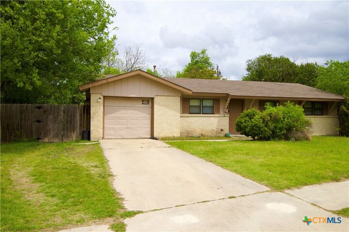 Property Photo: 1411 West Lane TX 76549