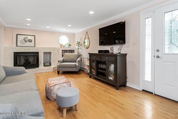 Property Photo:  5 Wellington Place B  CT 06830 