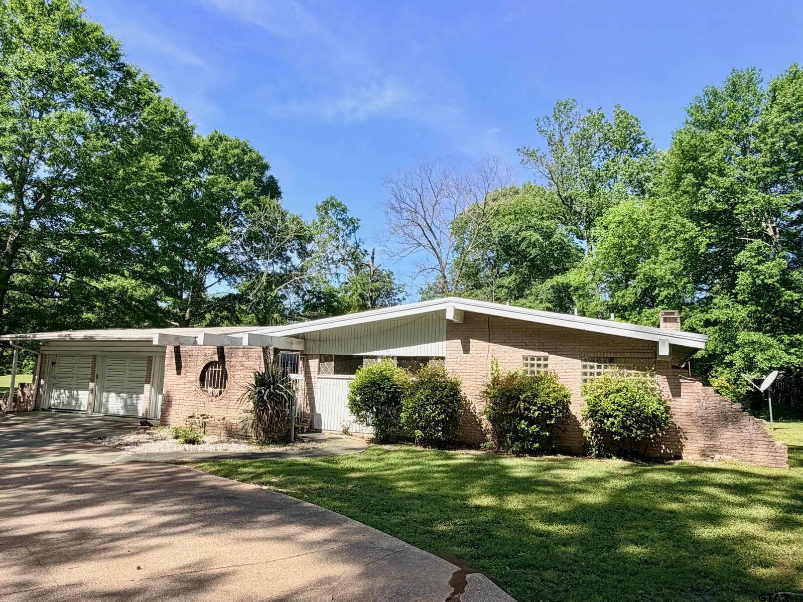 Property Photo:  1021 Le Duke Blvd  TX 75601 