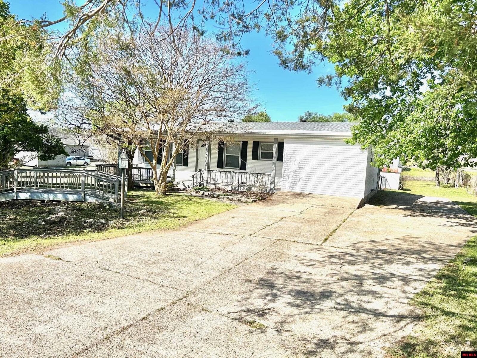 Property Photo:  806 Meadow Lane  AR 72653 