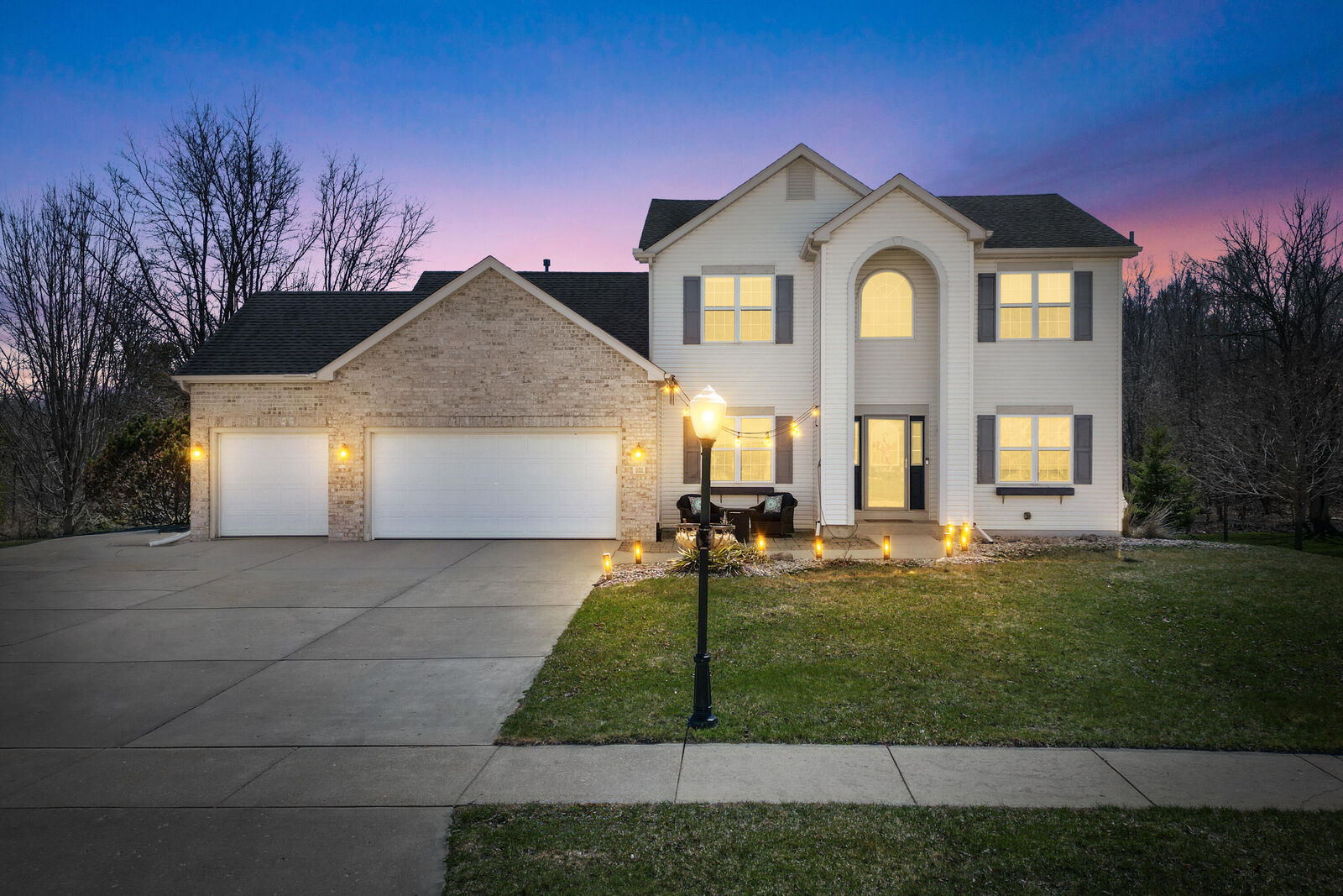 Property Photo:  511 Acacia Dr  WI 53024 