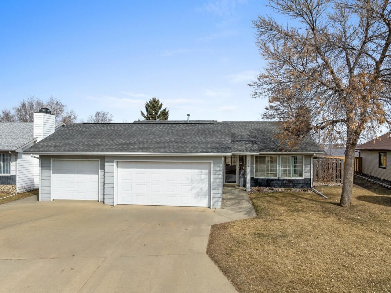 Property Photo:  1422 Cottonwood Ave  ND 58701 