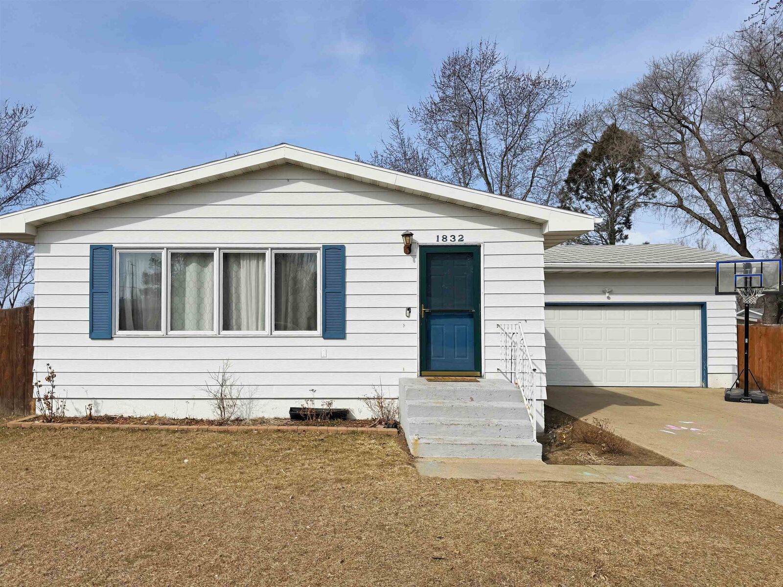 Property Photo: 1832 9th St SW ND 58701