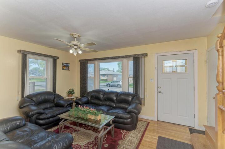 Property Photo: 1431 N Hillside Avenue IL 60163