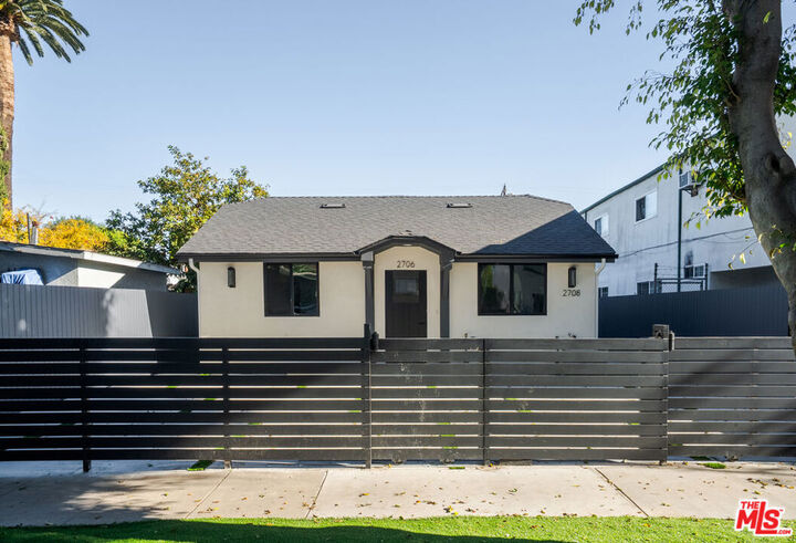 Property Photo:  2706 S Cochran Avenue  CA 90016 