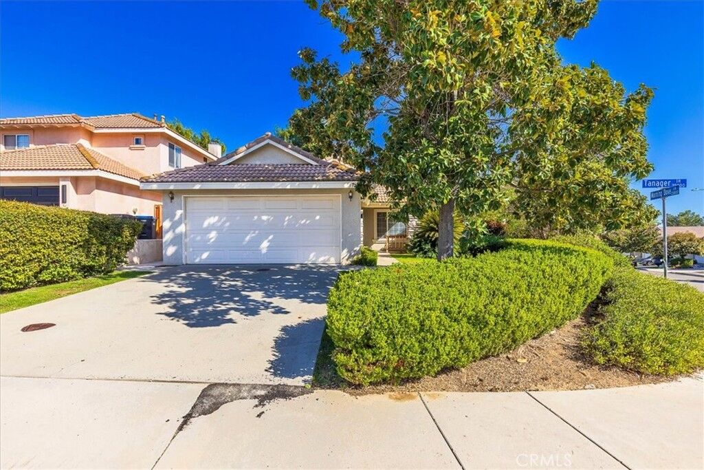 Property Photo:  39906 Tanager  CA 92562 