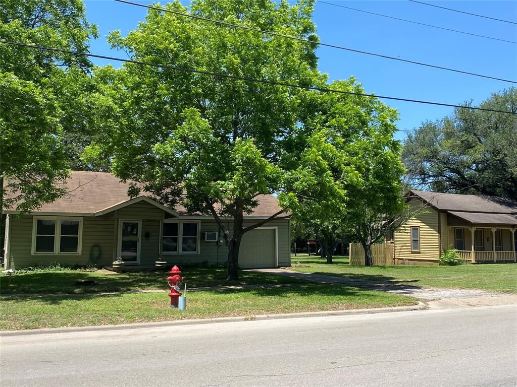 Property Photo:  516 S McKinney Street  TX 76667 