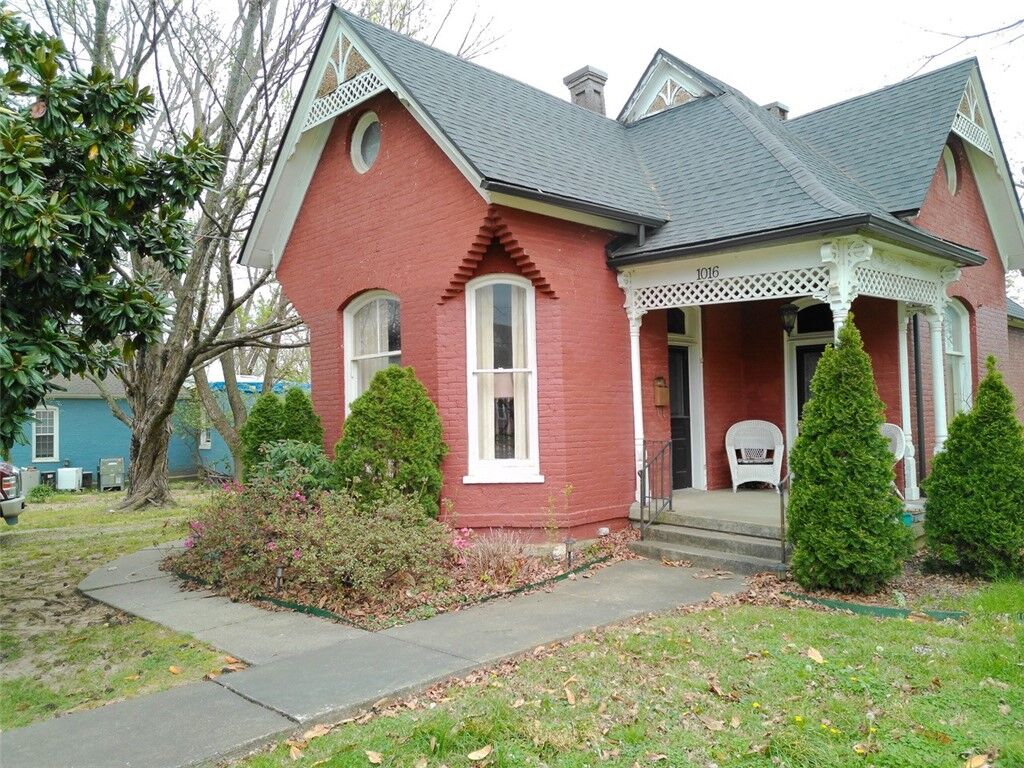 Property Photo:  1016 S 4th Street  AR 72756 