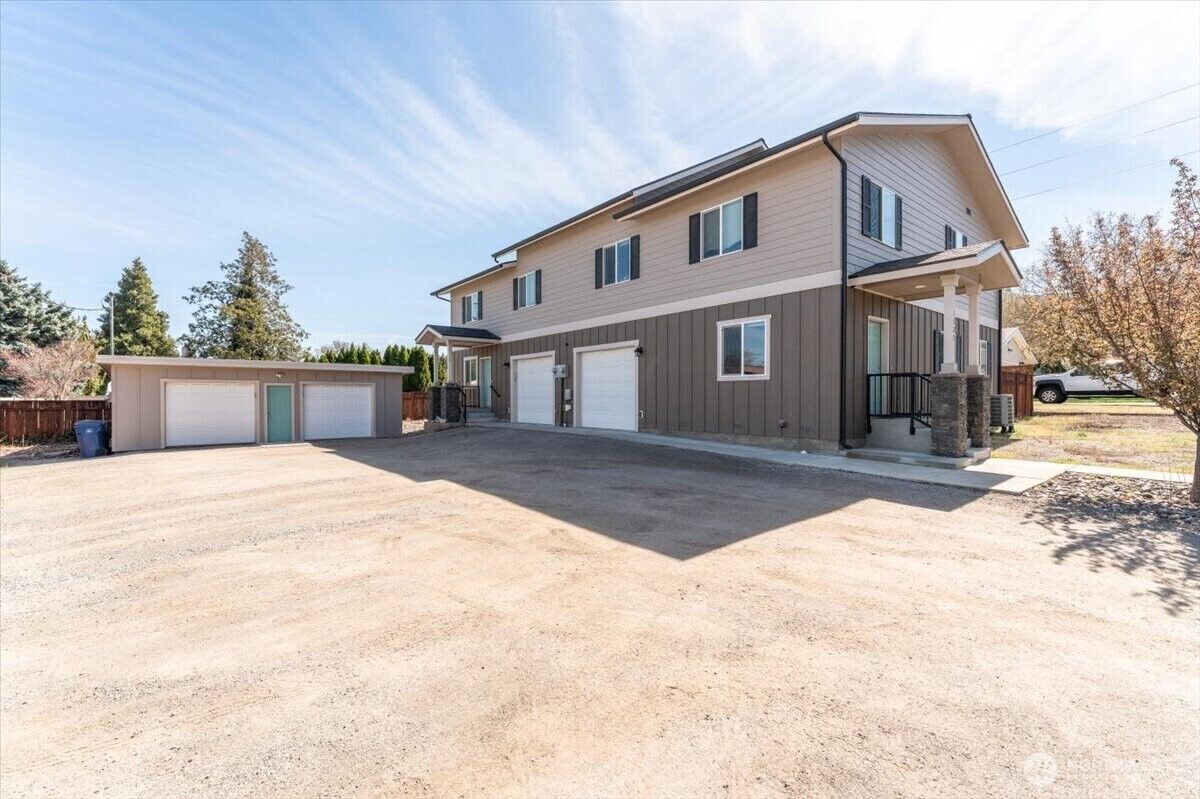 Property Photo:  1327 S  Miller Street  WA 98801 