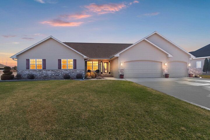 Property Photo:  1979 Kettle Creek Drive  WI 54115 