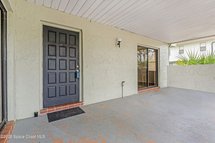 Property Photo: 1928 Dipol Courtway FL 32780
