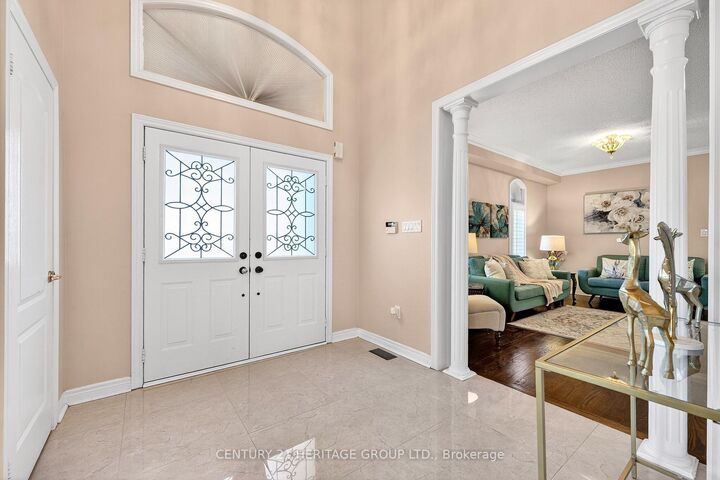 Property Photo:  2 Adam Ernst Court  ON L4H 2S5 