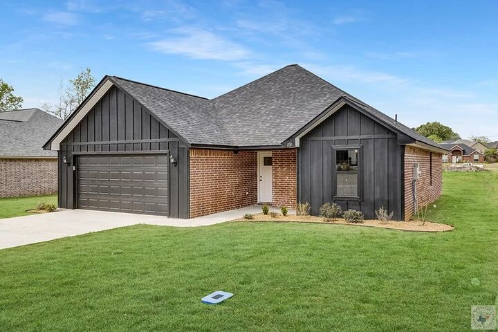 Property Photo:  118 Village Place  TX 75501 