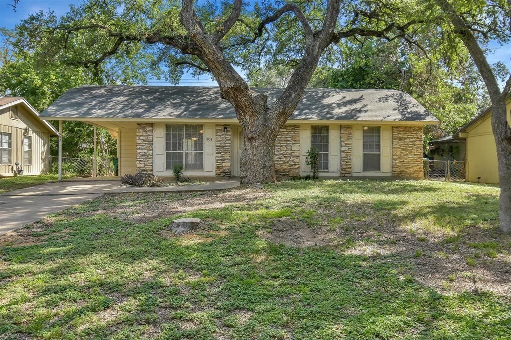 Property Photo: 1902 Fair Oaks Drive TX 78745