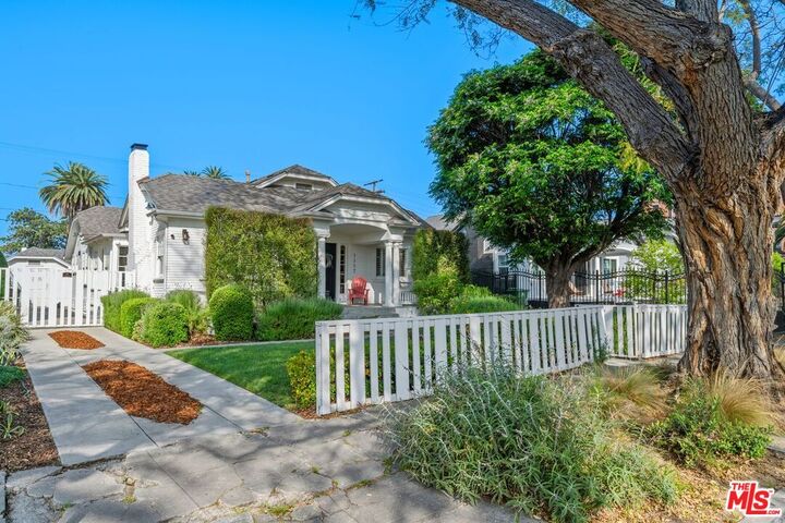 Property Photo:  1117 S Manhattan Pl  CA 90019 