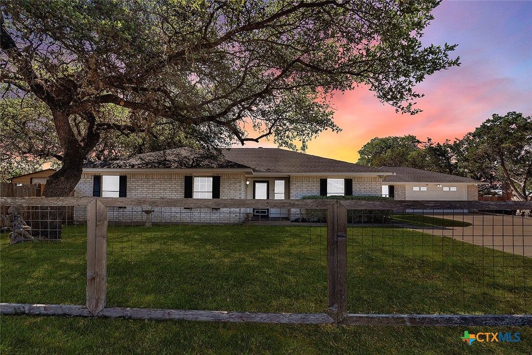 Property Photo:  1106 Amanda  TX 78133 