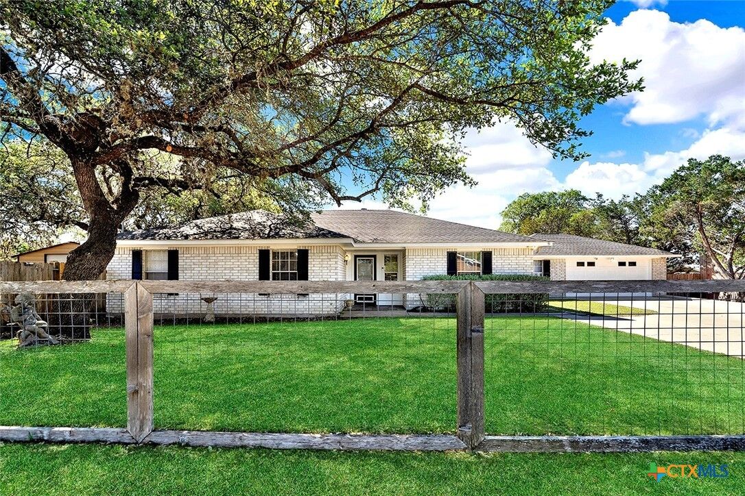 Property Photo:  1106 Amanda  TX 78133 