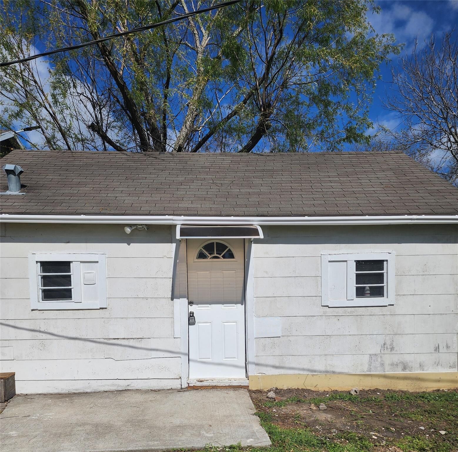 Property Photo:  211 Avenue B 1/2  TX 77568 