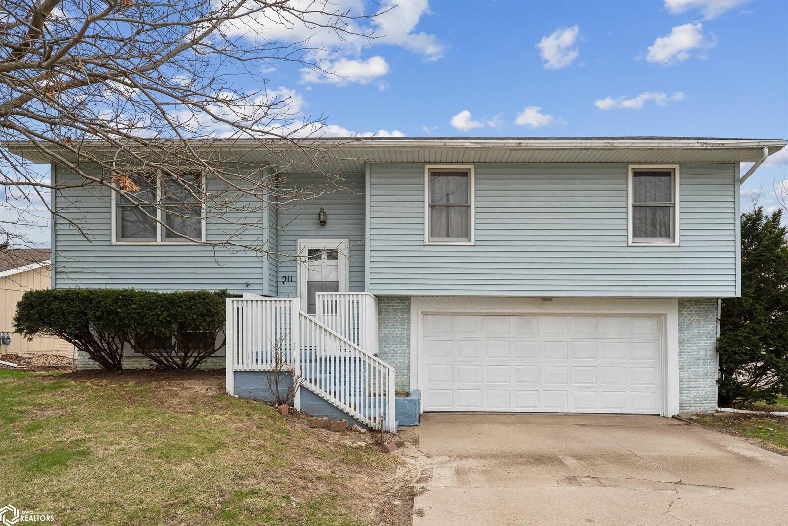 Property Photo:  211 E Southridge Road  IA 50158 