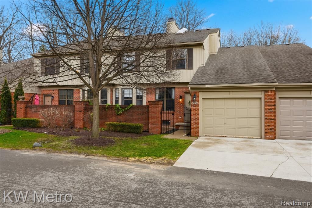 Property Photo:  7072 Green Farm Road  MI 48322 2822 