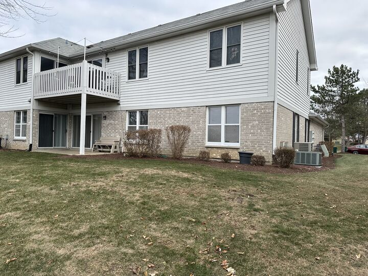 Property Photo:  1250 N Streamwood Lane 338  IL 60061 