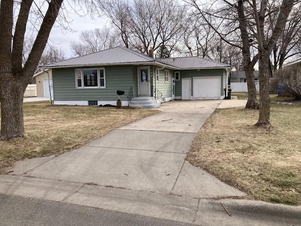 Property Photo:  633 Stearns Avenue  MN 56362 