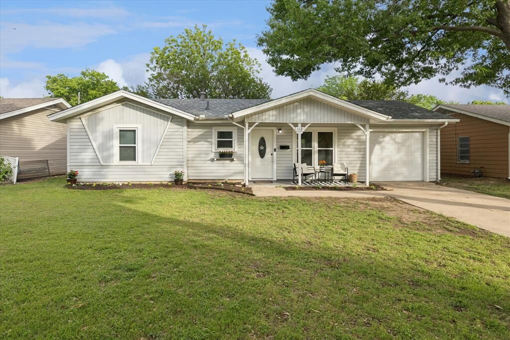 Property Photo: 112 Murphy Road TX 76028