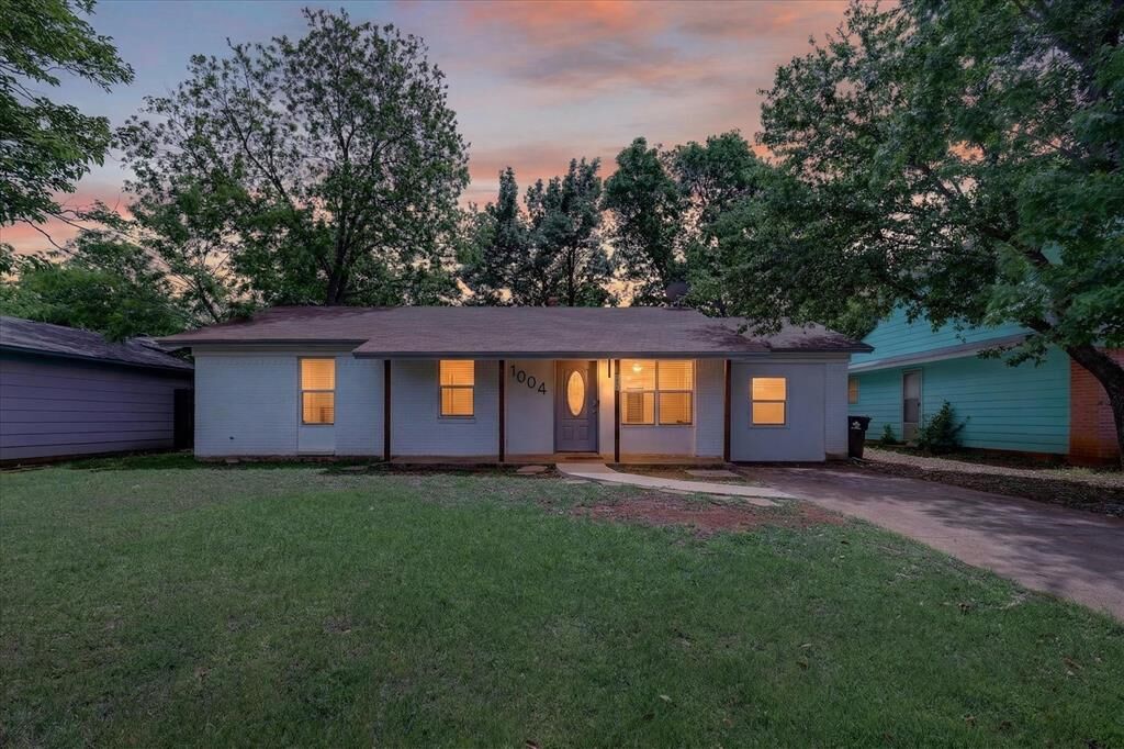 Property Photo:  1004 Woodbrook Street  TX 76011 