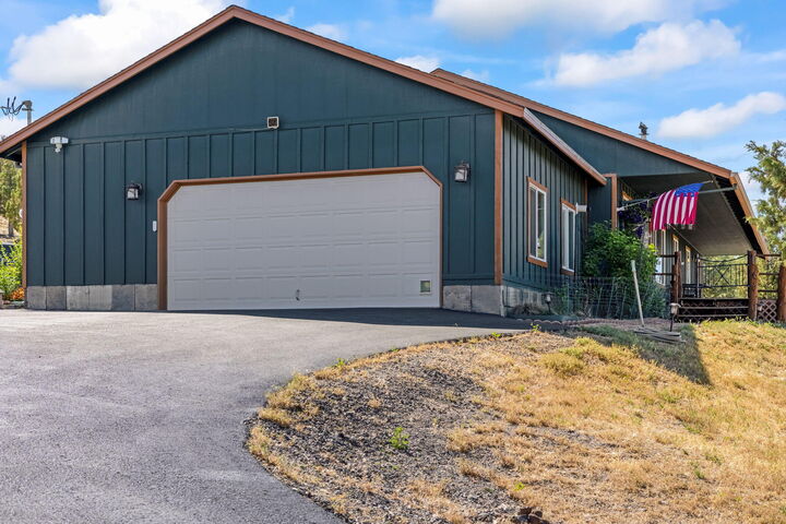 Property Photo: 6997 SE Scenic Drive OR 97754