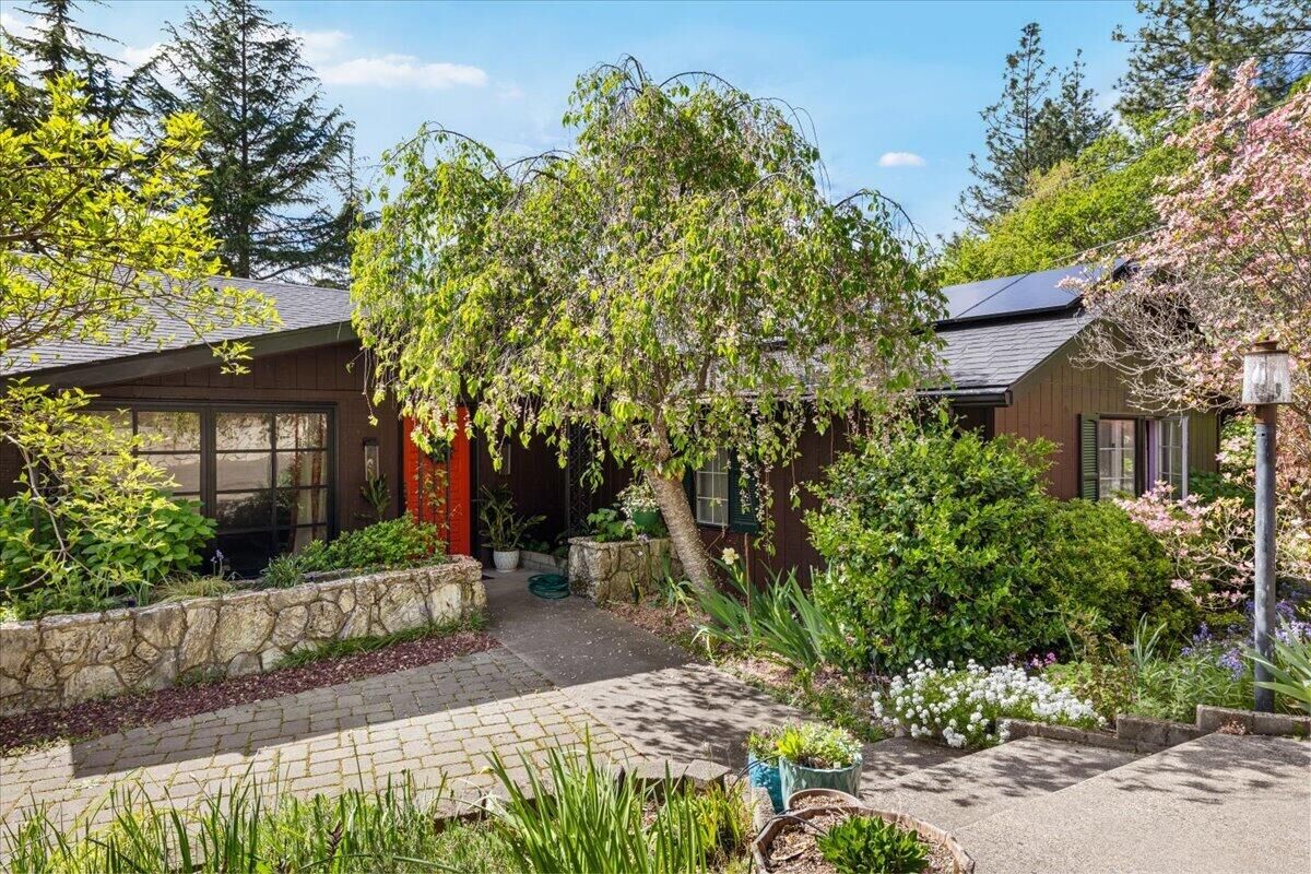 Property Photo:  1625 NE Hillcrest Drive  OR 97526 