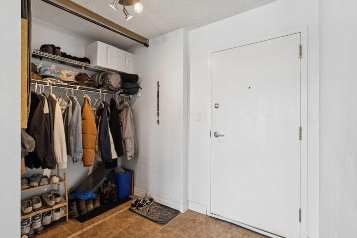 Property Photo: 523 15 Avenue SW 605 AB T2R 0R3