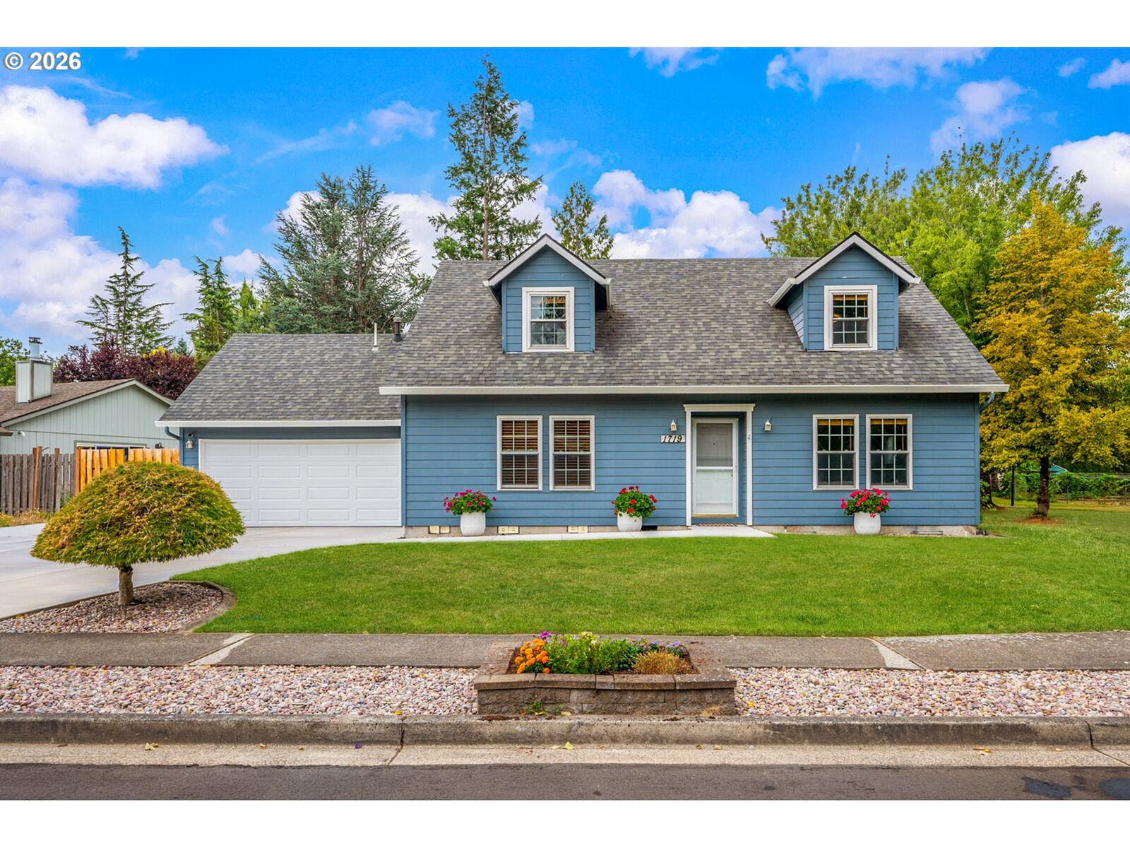 Property Photo:  1719 SE Lewellyn Ave  OR 97060 