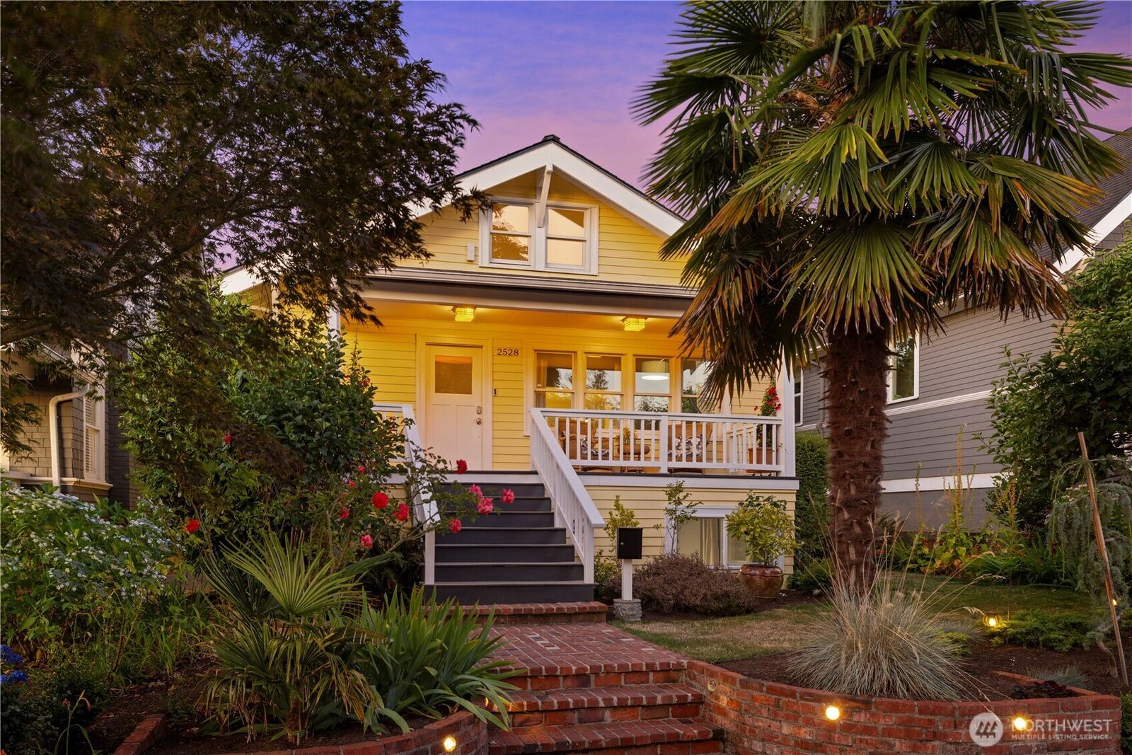 Property Photo:  2528  1st Avenue W  WA 98119 