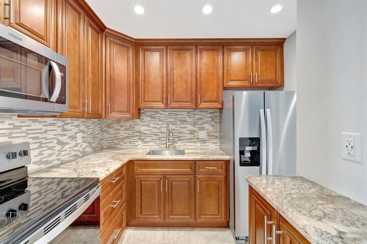 Property Photo:  2400 NE 33rd Avenue 212  FL 33305 