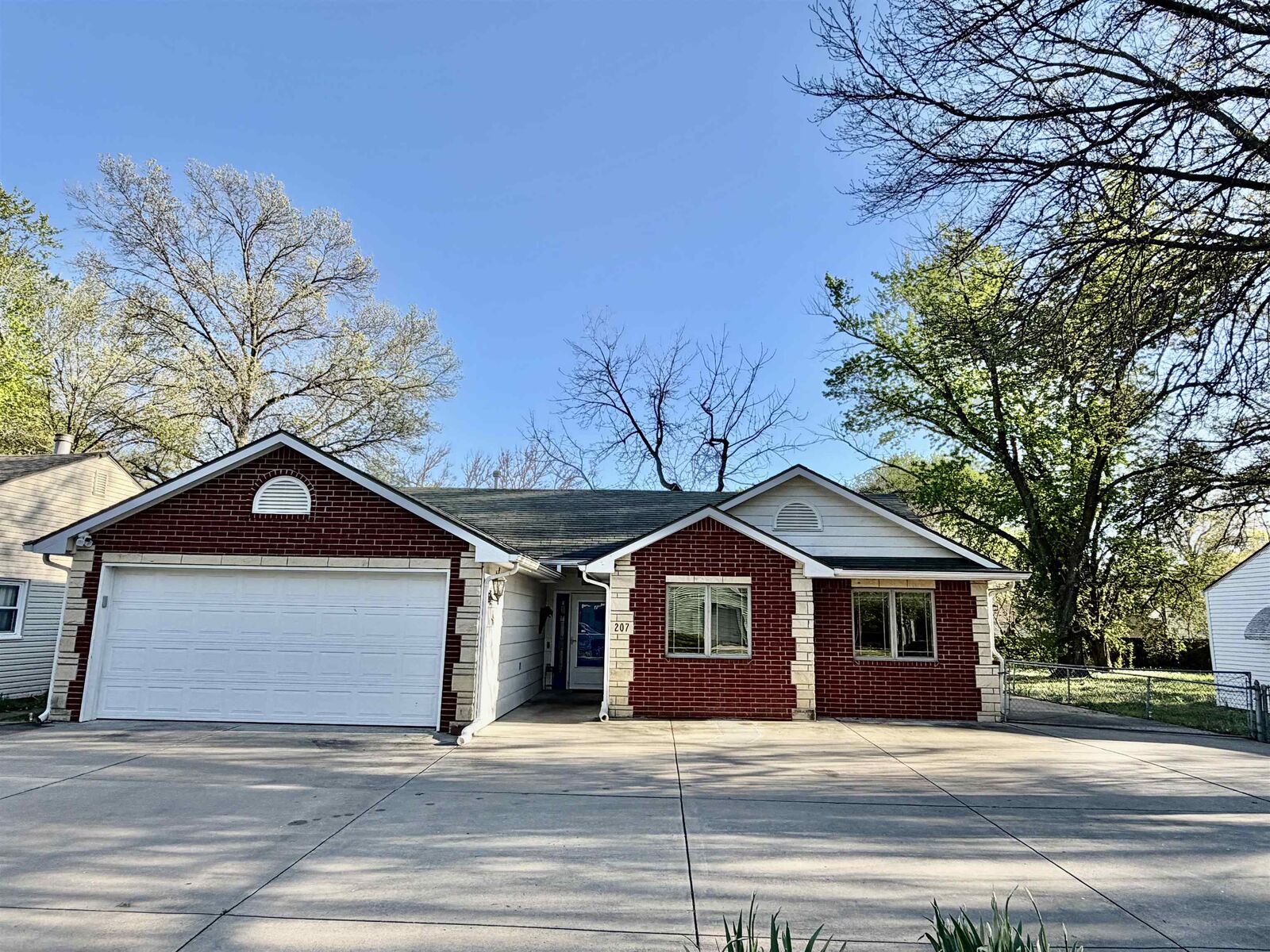 Property Photo: 207 Miller Ave KS 67110