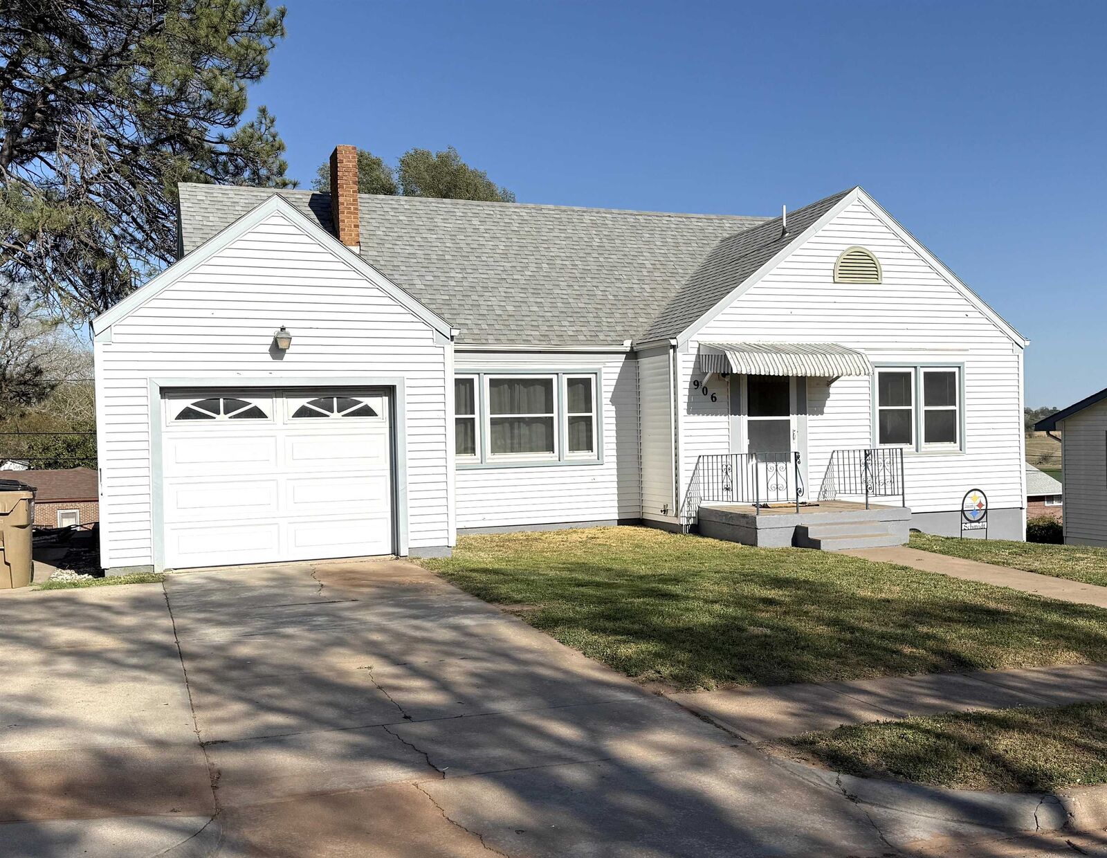 Property Photo:  906 N Cedar St  KS 67104 