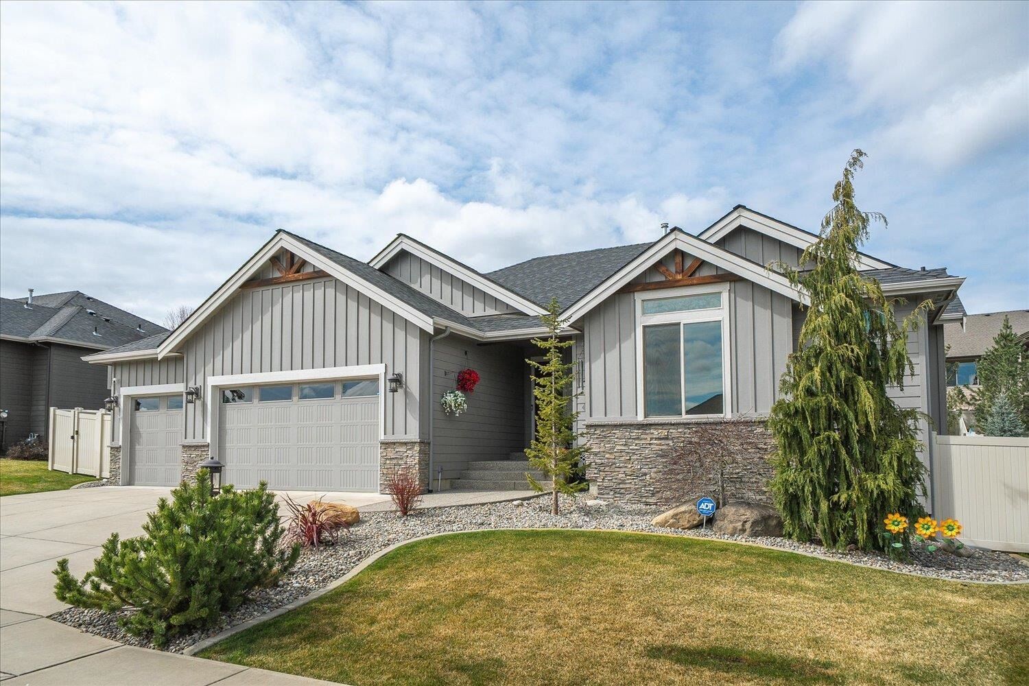 Property Photo:  1111 N River Ridge Blvd Blvd  WA 99224 