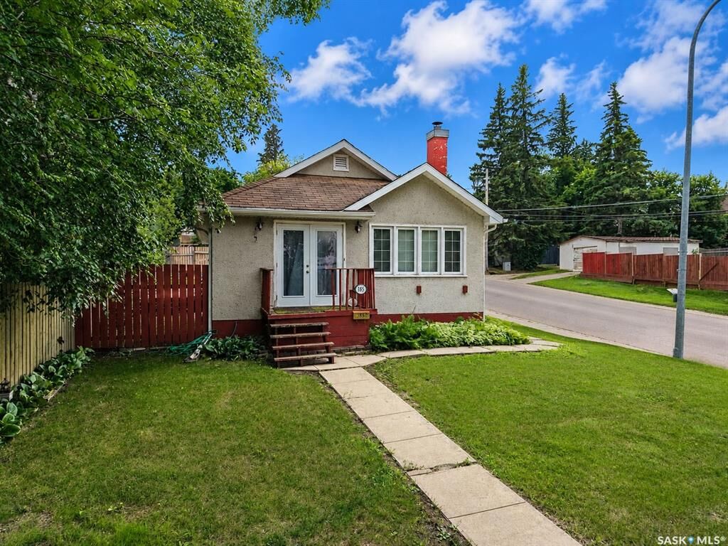 Property Photo:  385 19th Street W  SK S6V 4C8 