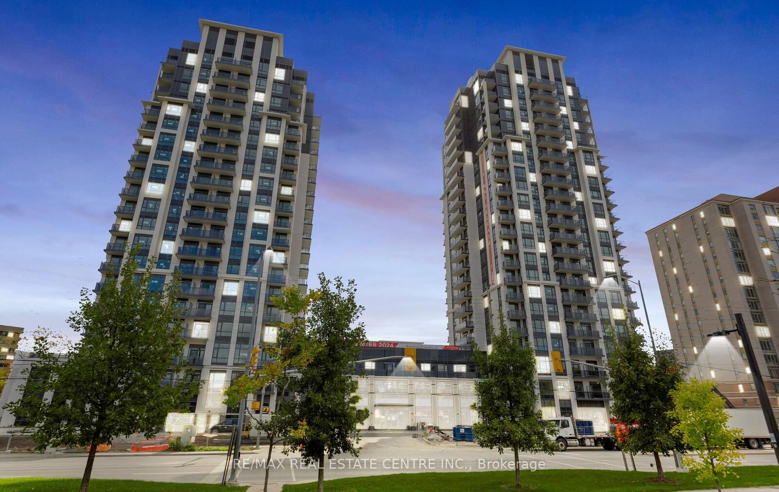 Property Photo:  202 Burnhamthorpe Road E 301  ON L5A 0B2 