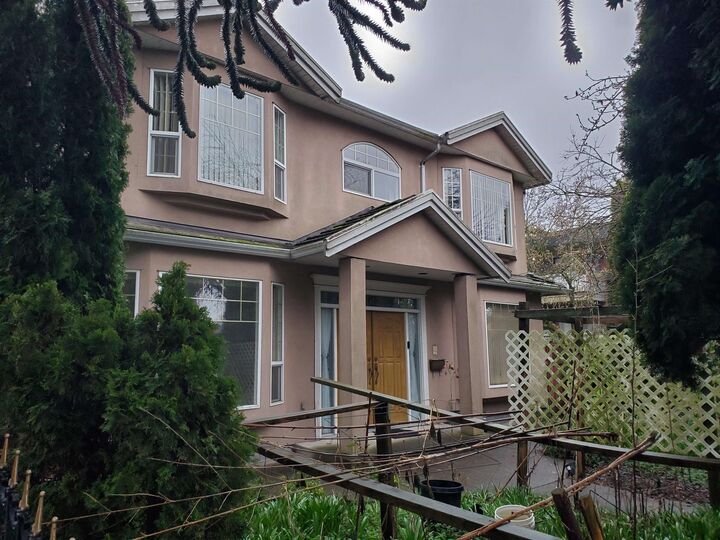 2612 E 49th Avenue — photo 1