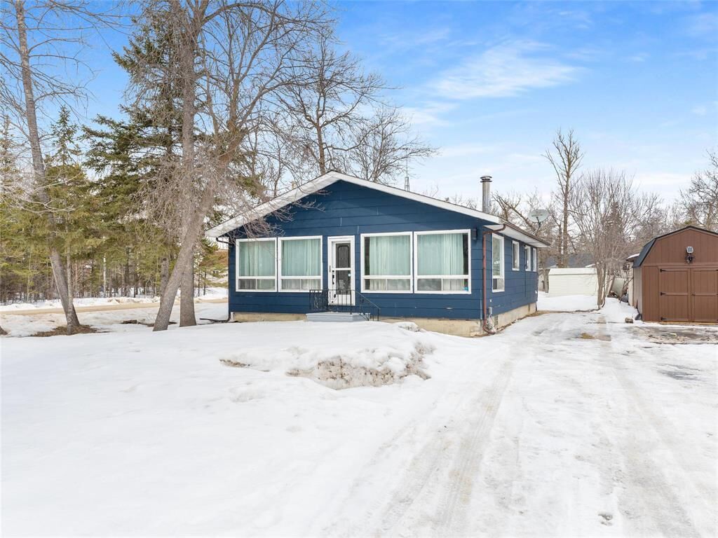 Property Photo:  35 6th Avenue  MB R0C 2W0 
