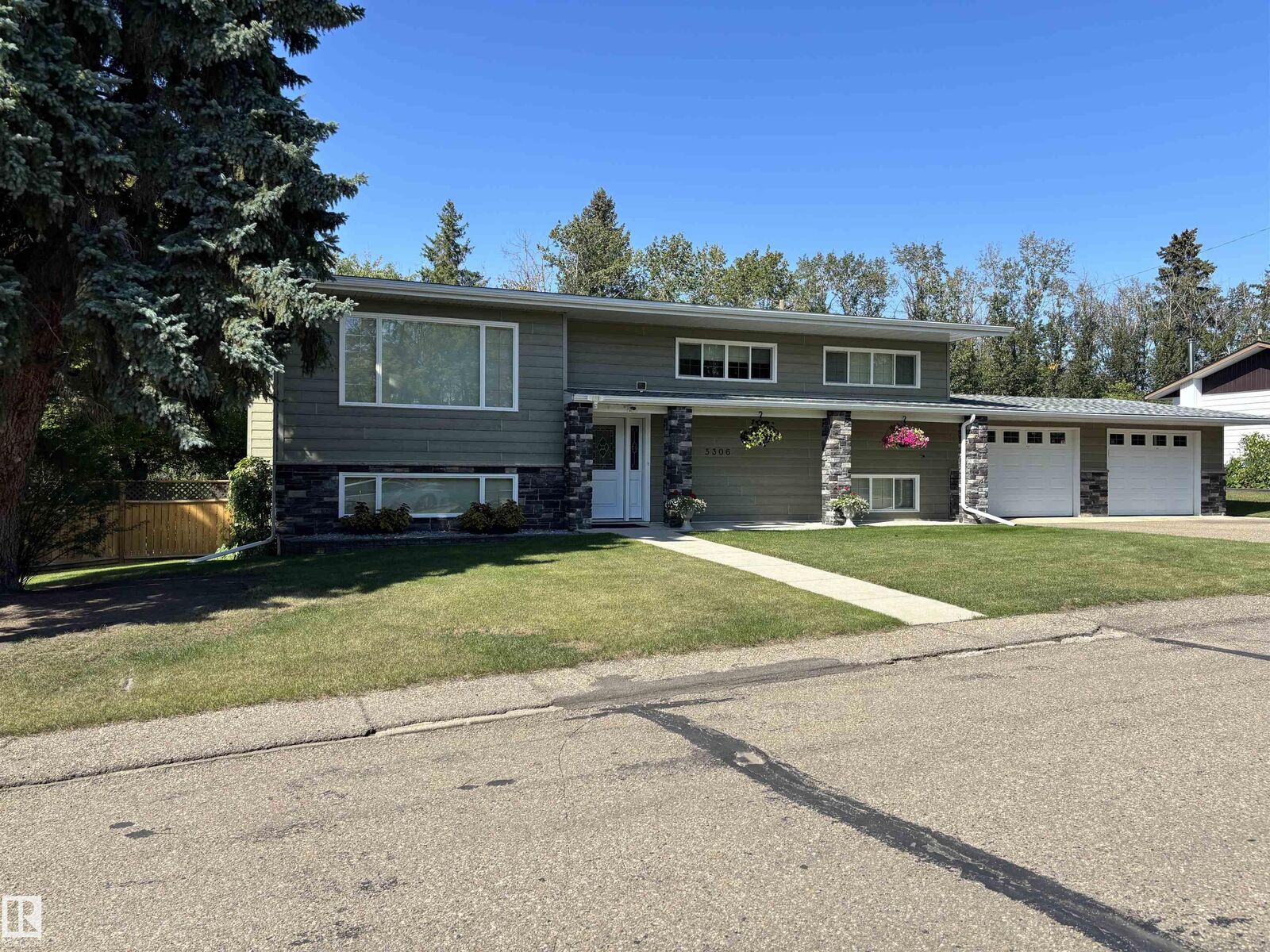 Property Photo:  5306 52 Street  AB T0A 1A0 