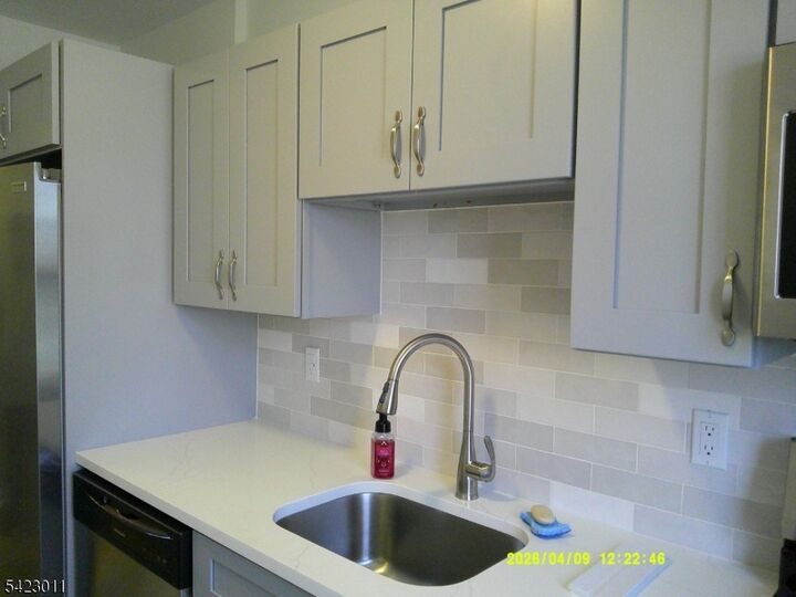 Property Photo:  7 Bashford Ave 7B  NJ 07083 