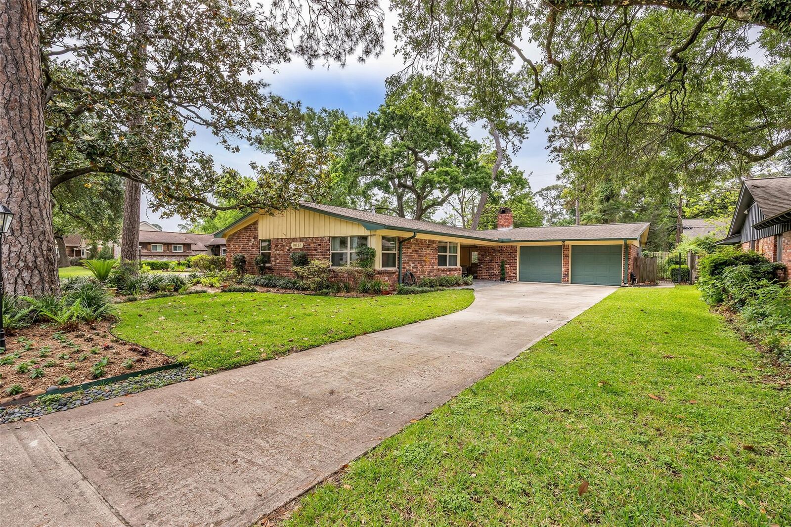 Property Photo:  10127 Hazelhurst Drive  TX 77043 