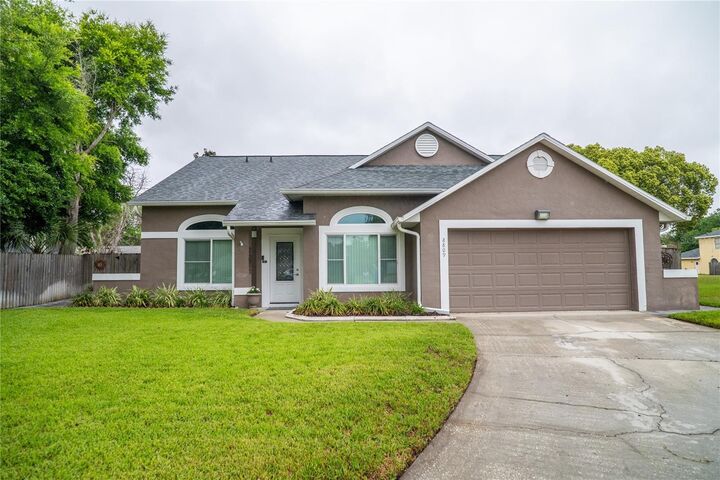 Property Photo: 8809 Hunting Bow Court FL 32829