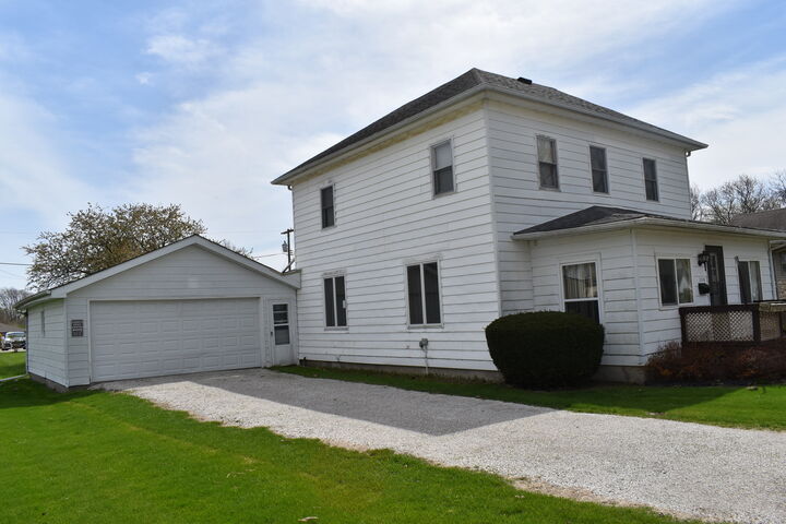 Property Photo:  208 S Jefferson Street  IL 61740 