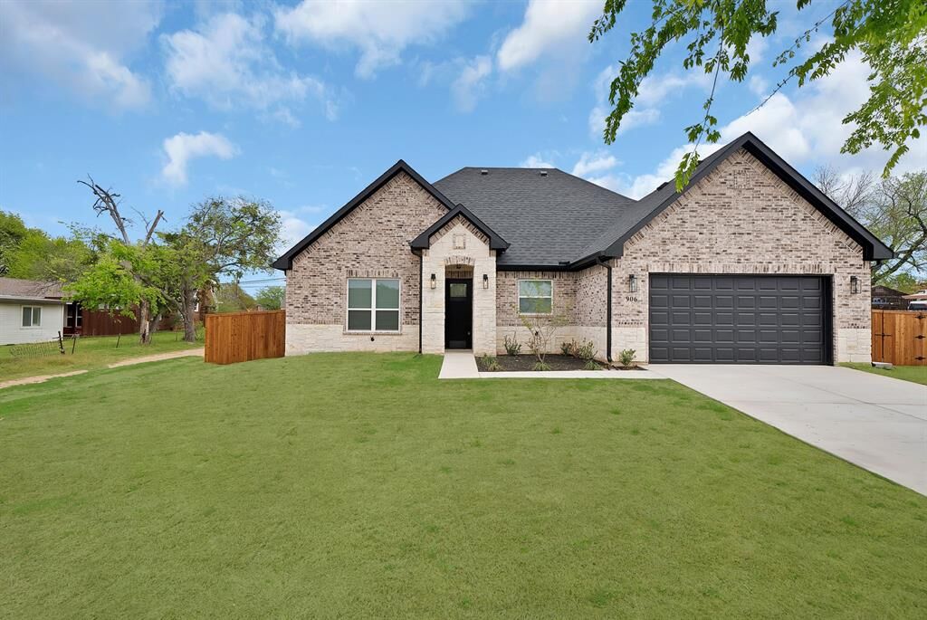 Property Photo:  906 N State Street  TX 76234 