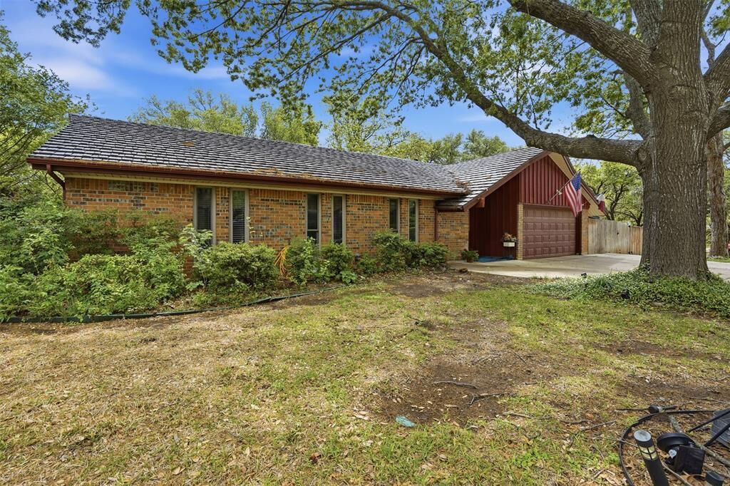 Property Photo:  1233 Greenbriar Lane  TX 76033 