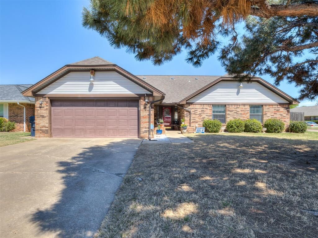 Property Photo:  8201 Willow Creek Boulevard  OK 73162 